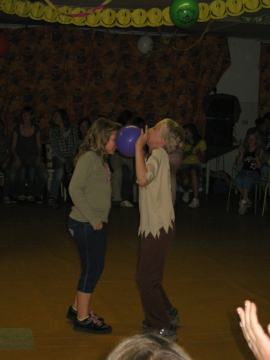 sout� v tanci s balonkem